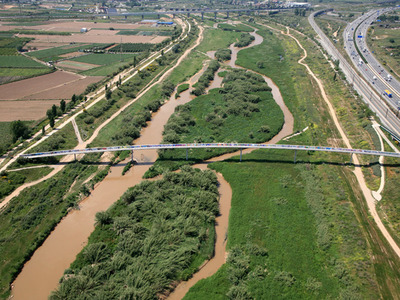 Vista aèria del riu i infraestructures de comunicació