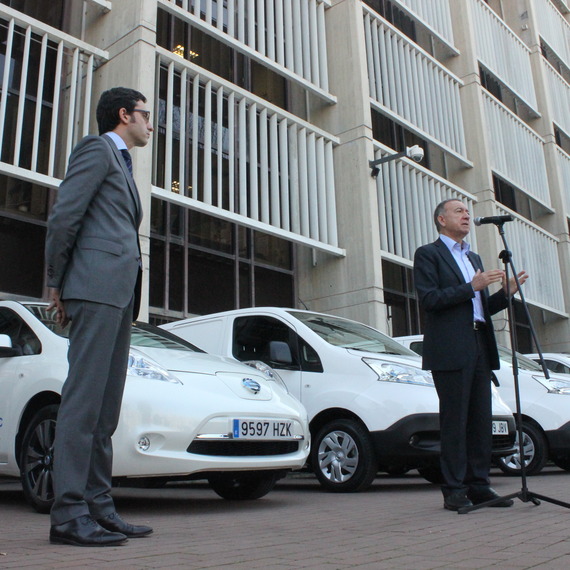 Poveda i Costaganna durant la cessió dels vehicles Nissan a l'AMB